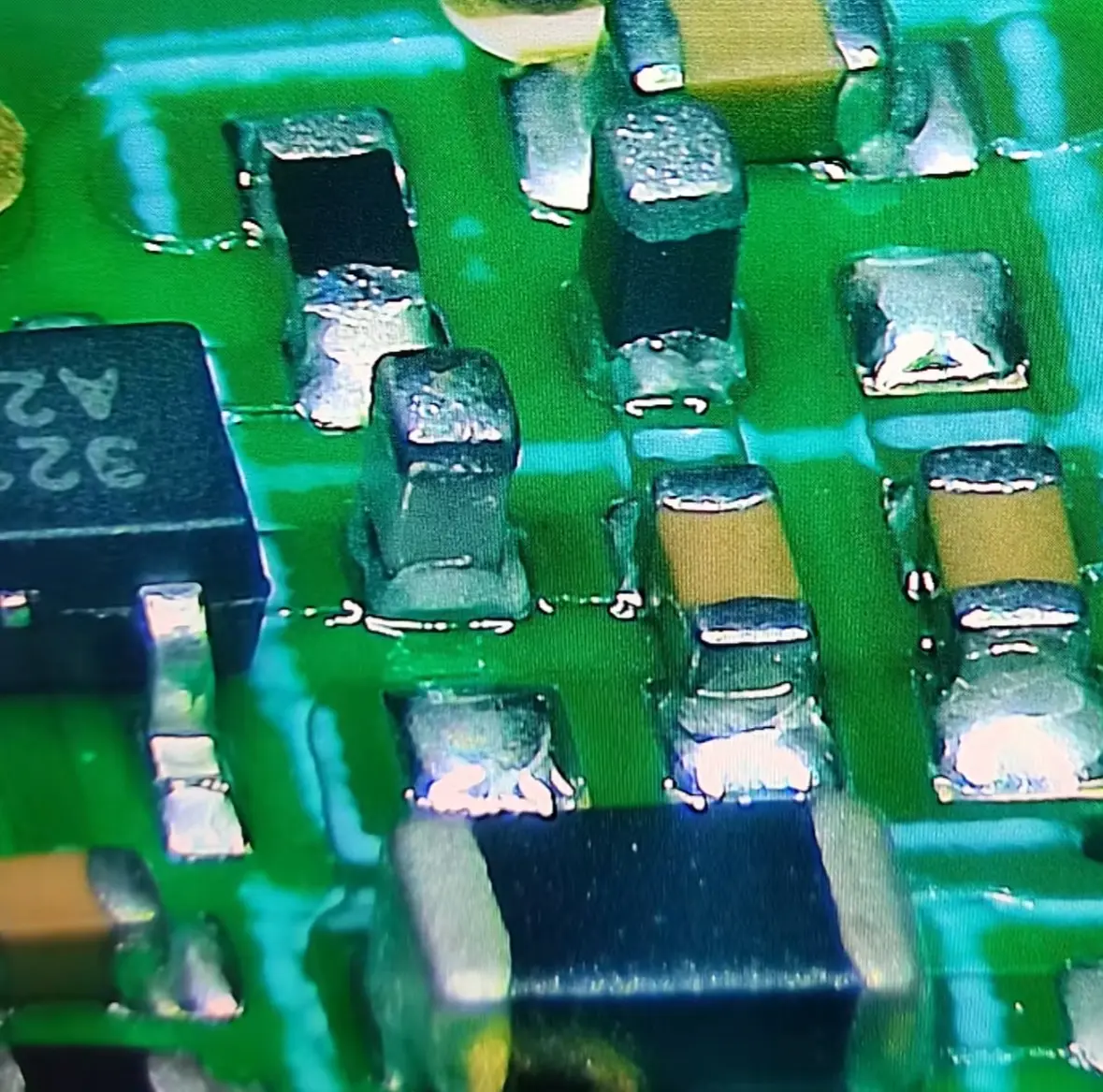Tombstoning defect on a small SMT component